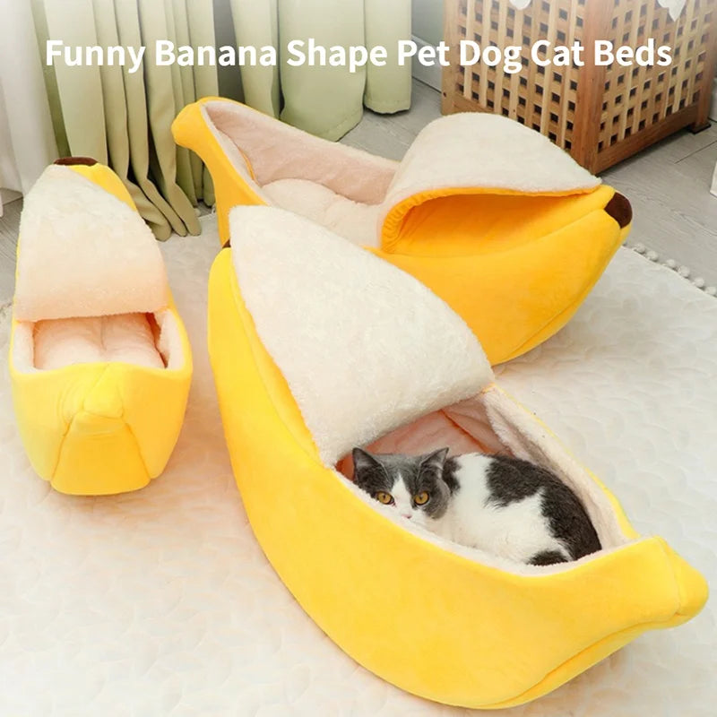 Un lit pour animal en forme de banane jaune avec une doublure blanche et duveteuse, sur une surface blanche.