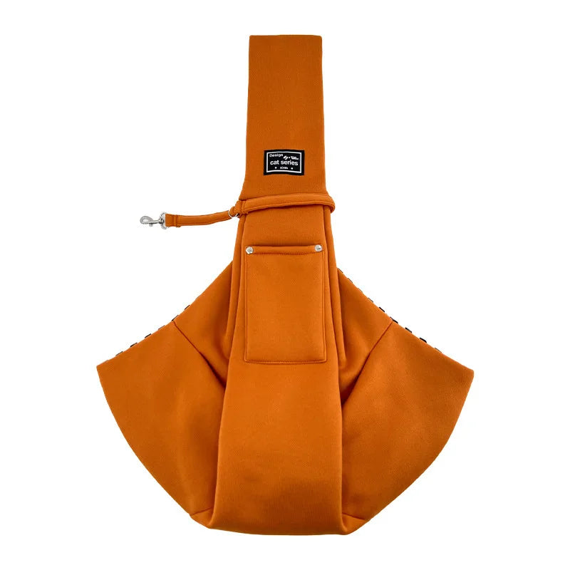Oranger tragbarer Hundetransport-Rucksack mit Klappverschluss und kleinem schwarzem Etikett.