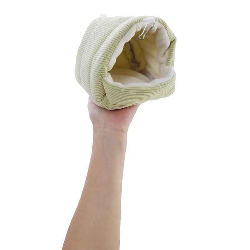 عش قطني دافئ لببغاء داخل القفص