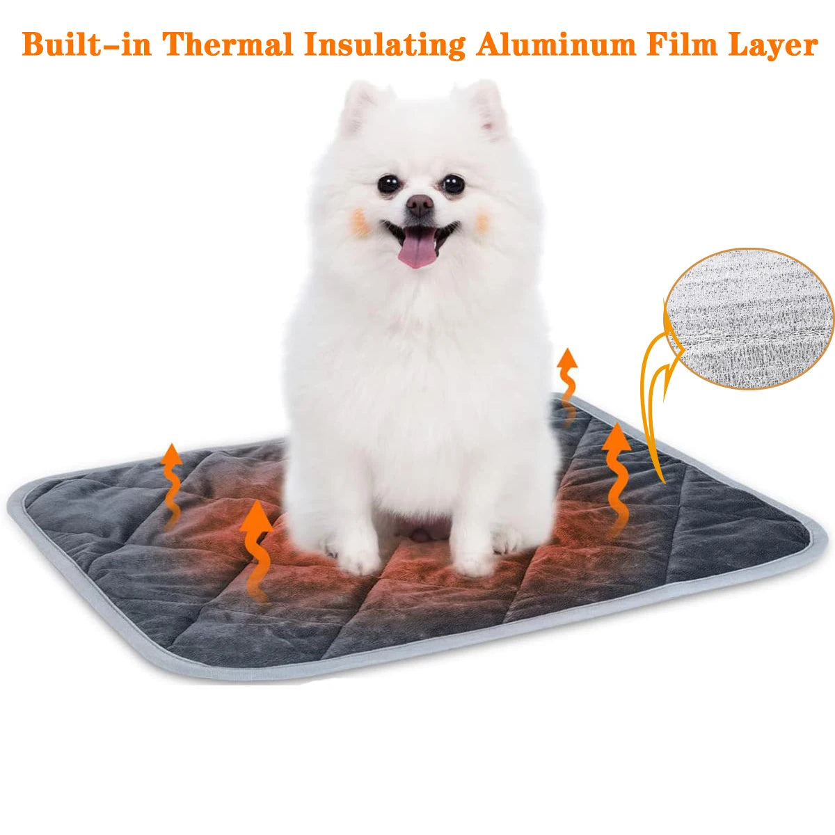 Un chien blanc assis sur un tapis pour animaux gris avec des lignes de chaleur indiquant une couche de film d'aluminium isola