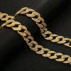 Nahaufnahme einer luxuriösen goldfarbenen kubanischen Kette als Halsband für Haustiere mit Diamantakzenten.