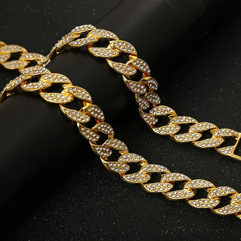 Nahaufnahme einer luxuriösen goldfarbenen kubanischen Kette als Halsband für Haustiere mit Diamantakzenten.