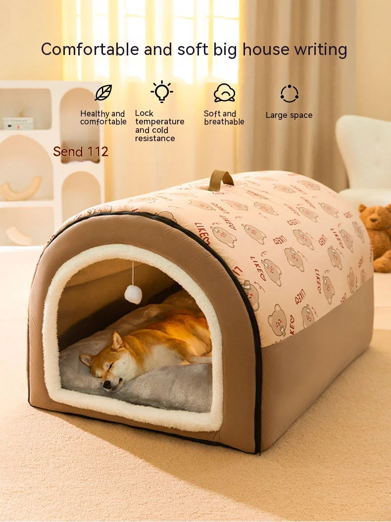 Lit pour chien beige avec entrée arrondie, tissu doux et doublure intérieure pour l'animal.