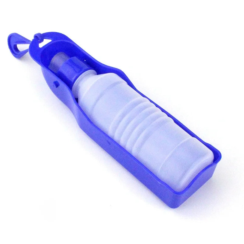 Blaue faltbare Haustierflasche mit Ein-Klick-Dispenser