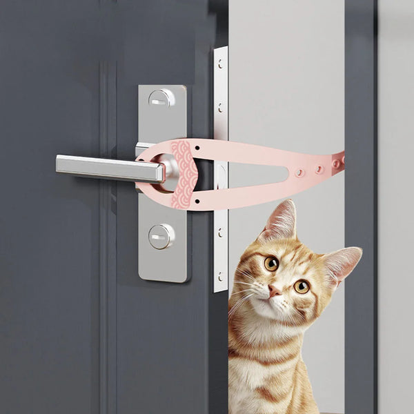 Eine Katze schaut auf eine verstellbare Tier-Türstopper-Mechanik, montiert an einem grauen Türrahmen.