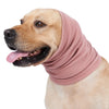 Hundertbraunes Hund trägt eine rosa Kuschelearmuff um den Hals.