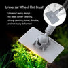 Une brosse plate universelle blanche pour nettoyer des plantes aquatiques vertes.