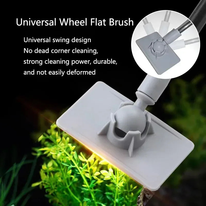 Une brosse plate universelle blanche pour nettoyer des plantes aquatiques vertes.