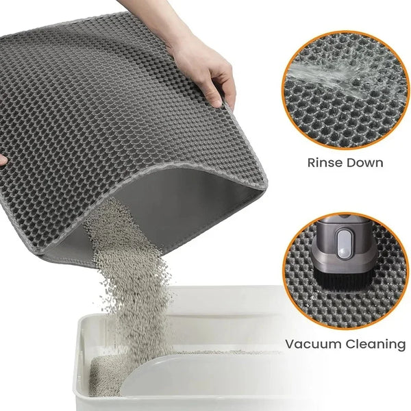 Un tapis de litière pour chat double couche imperméable gris en train d'être rincé et aspiré.