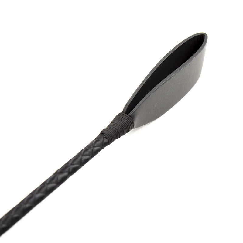 Schwarzer Kunstleder-Reitstoch mit rutschfester Griffe.
