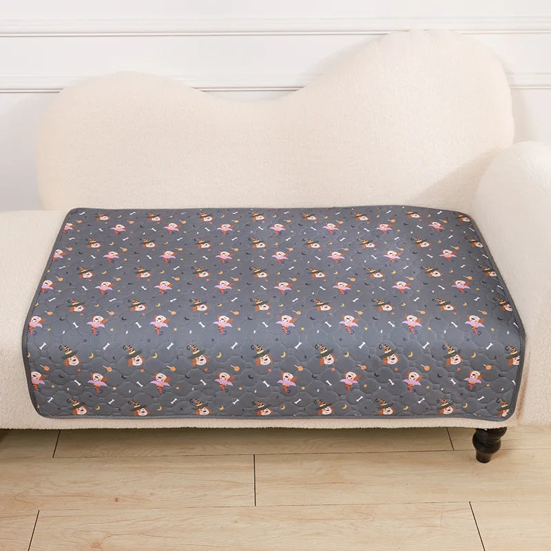 Alfombrilla desechable para mascotas gris estampada colocada sobre una superficie tapizada blanca.