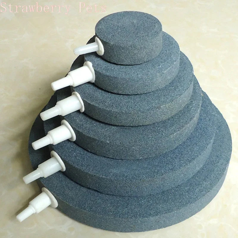 Pile de pierres à bulles pour aquarium grises, de différentes tailles et formes.