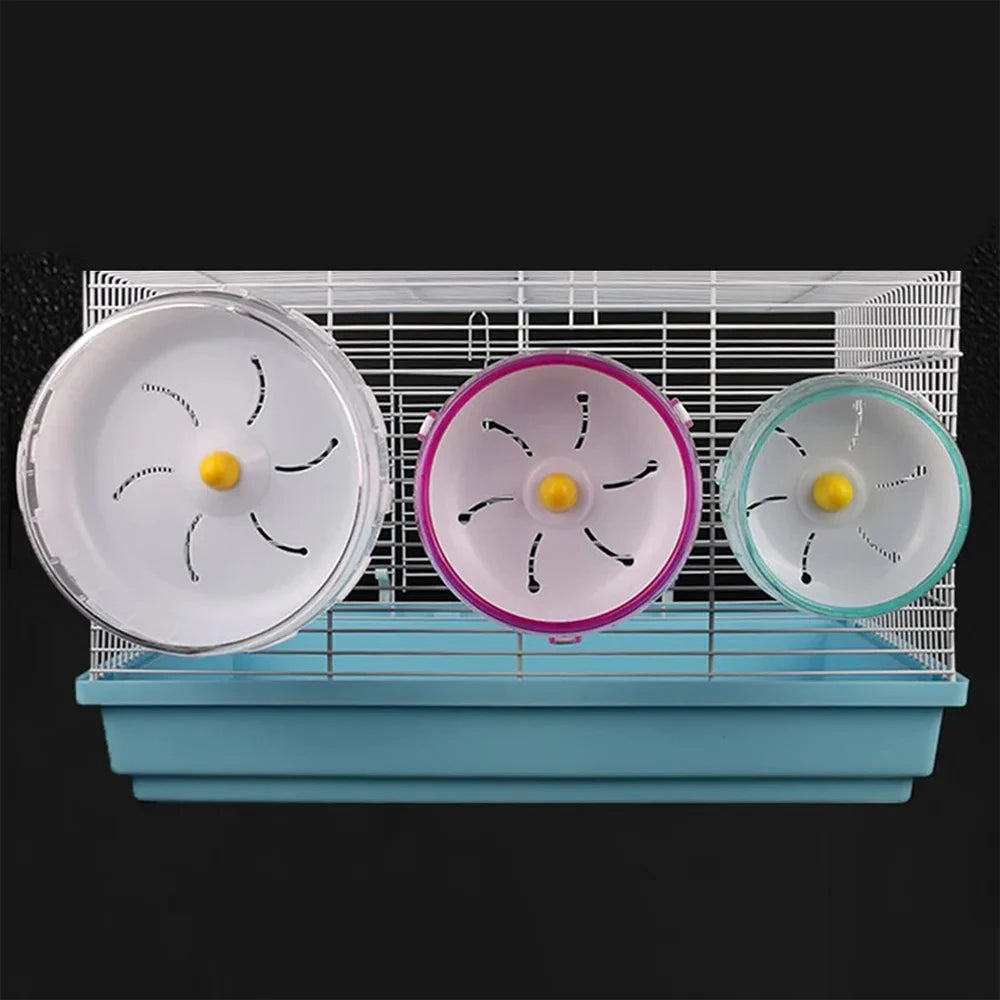 Trois disques de course en acrylique colorés pour hamsters sont exposés dans un rack de fil dans un plateau bleu.