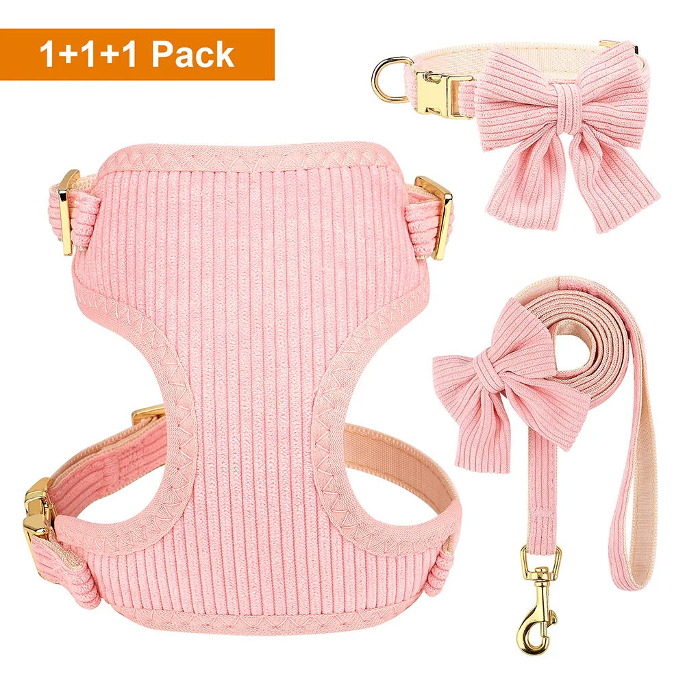 Rosa 1+1+1 Set aus Hundegurt und Leine mit dekorativen Schleifen und Halsbändern.