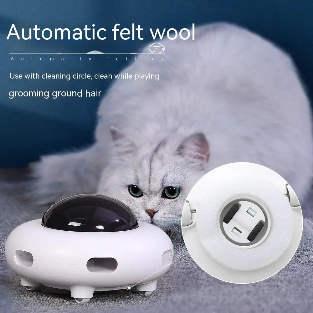 Ein weißes automatisiertes Filzwoll-Pflegewerkzeug neben einer flauschigen grauen Katze.