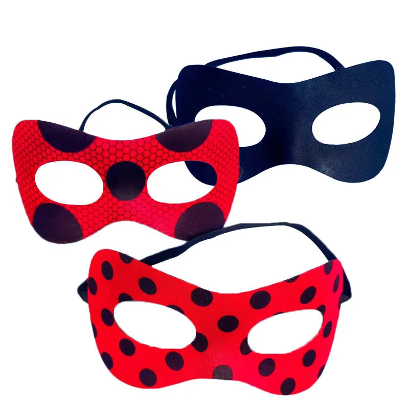 Ein Set von schwarzen und roten Polka-Dot-Marienkäfer-Maskenkostümen.