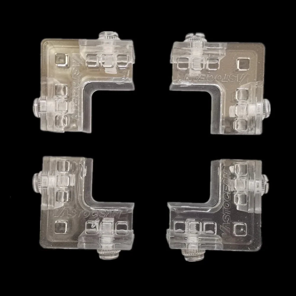 Vier transparente Aquarium-Sicherheitsnetze mit Eckclips aus verschiedenen Winkeln