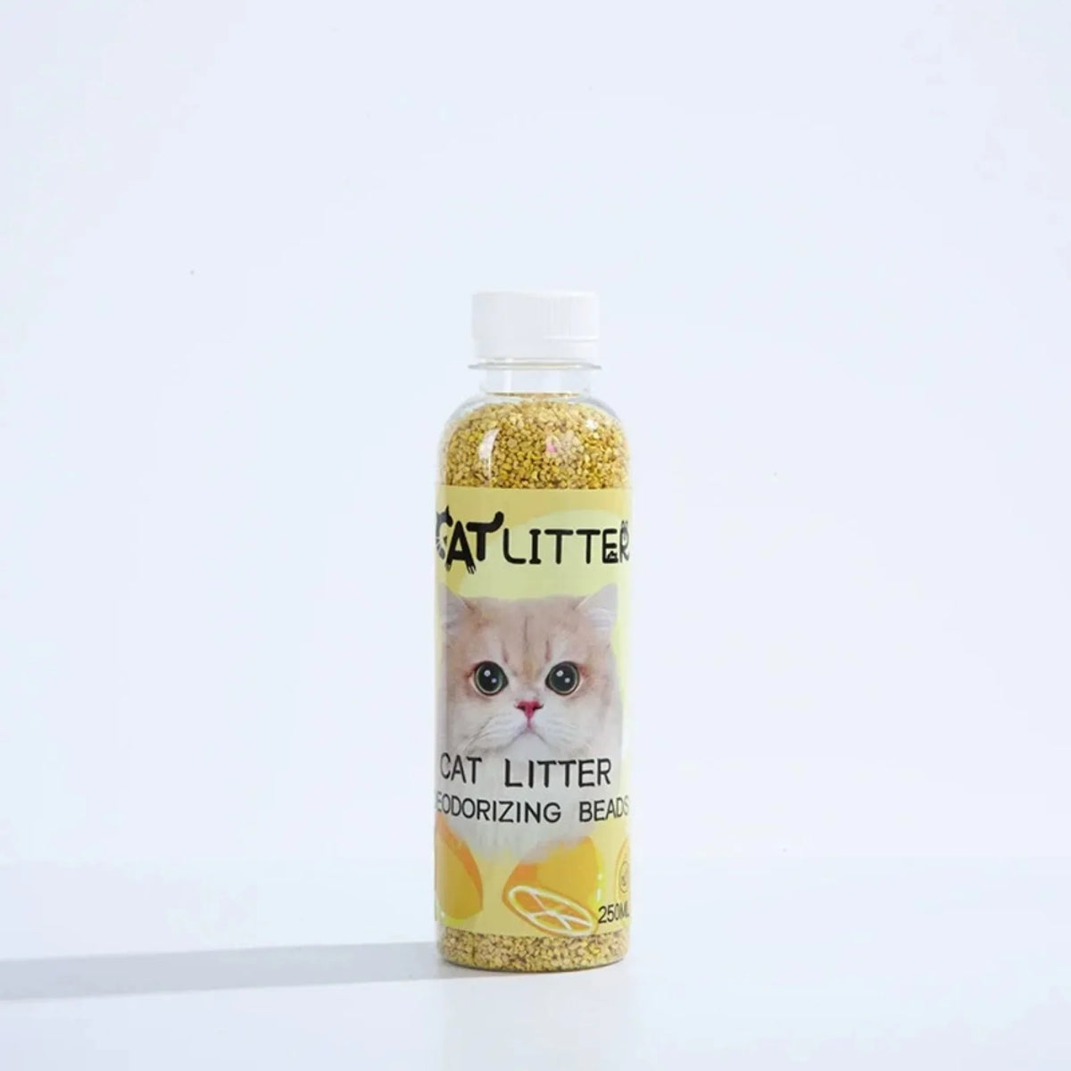 Botella transparente de bolas desodorizadoras para arena de gato con etiqueta amarilla y tapa blanca.