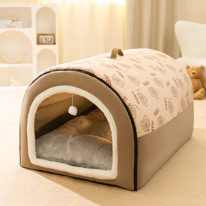 Un lit pour chien beige avec une entrée arrondie et un rembourrage à motif, sur une surface claire.