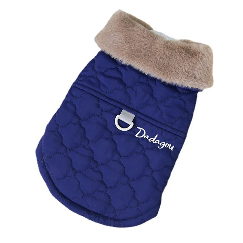 Veste en duvet bleu marine à motif matelassé avec un col en fourrure brun clair.