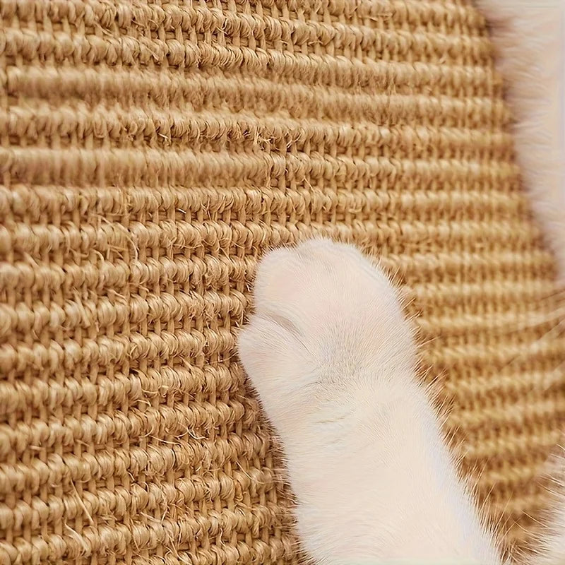 Gros plan d'un poteau à gratter en sisal beige avec de la fourrure blanche visible.