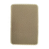 Un tapis de litière imperméable beige carré avec un motif alvéolé texturé.