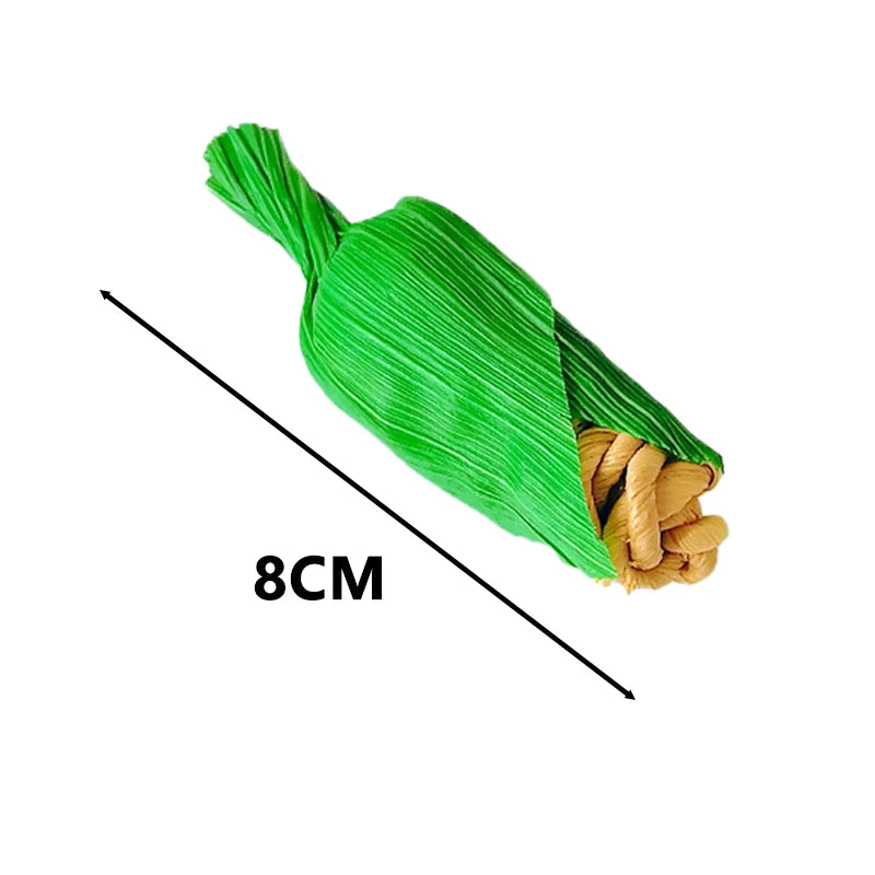 Jouet pour animaux en vigne tressée naturelle vert vif, montré en diagonale avec une mesure de 8 cm.