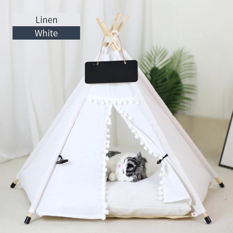 Tente de littee blanche en lin pour animaux, avec un coussin et une pancarte en tableau noir.