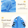 Nahaufnahme eines blauen Fleece-Haifischkostüms mit Flosse und besticktem Haifischkopf.