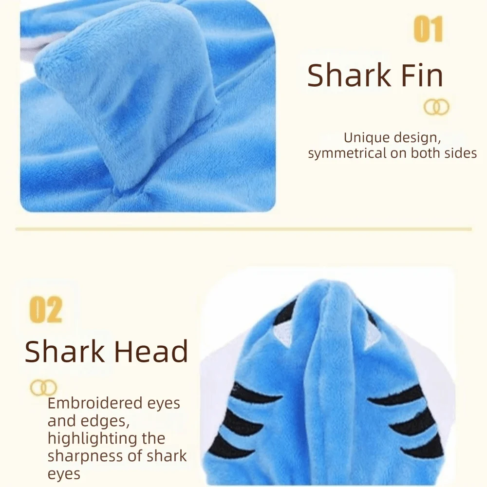 Nahaufnahme eines blauen Fleece-Haifischkostüms mit Flosse und besticktem Haifischkopf.