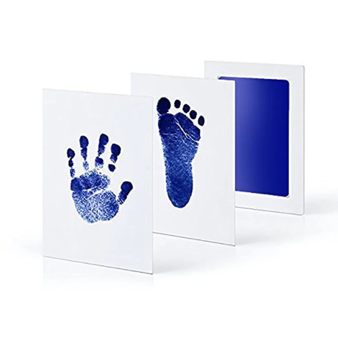 Ein Set aus drei gerahmten weißen Drucken mit blauen Pfotenabdrücken auf weißem Hintergrund.