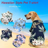 Un golden retriever portant un t-shirt de style hawaïen bleu marine, avec divers chemisiers à motifs autour de lui
