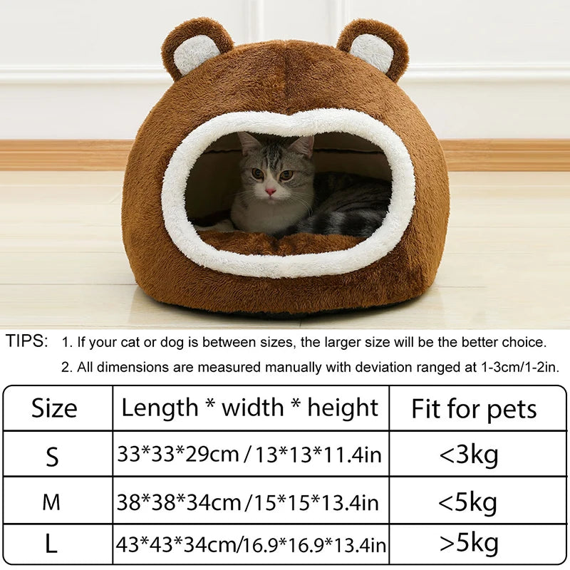 Un lit grotte en peluche marron avec une entrée pour un chat à l'intérieur.