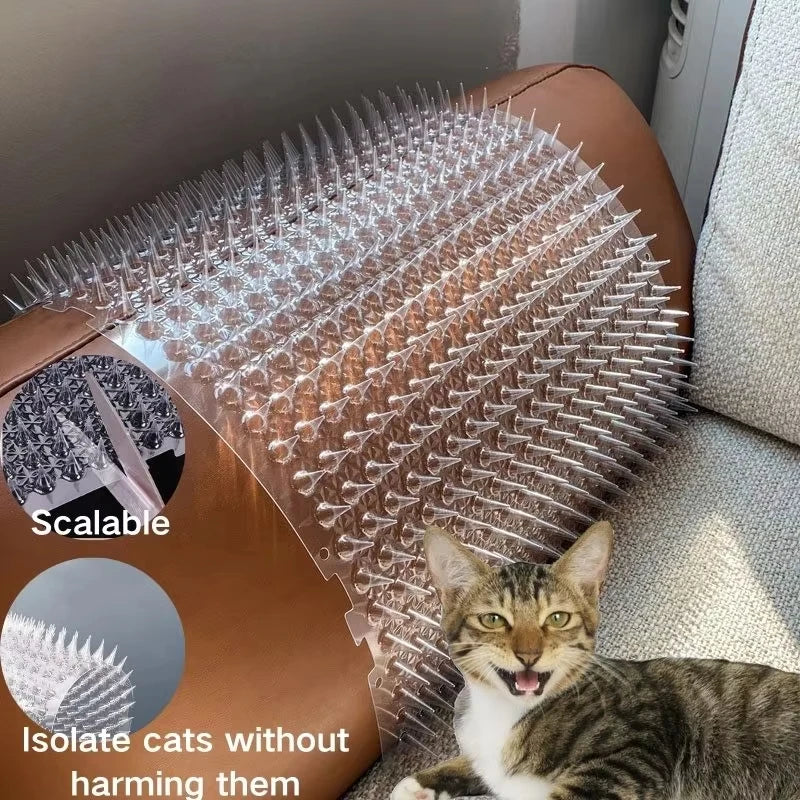 Una alfombra transparente para ahuyentar mascotas, colocada sobre una superficie de cuero junto a un gato.