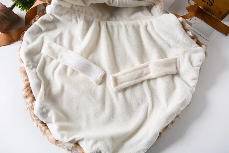 Capa de terciopelo festiva para mascotas con detalles de peluche