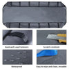 Un sous-couche d'habitat noir imperméable avec attaches velcro et tissu de nettoyage bleu.