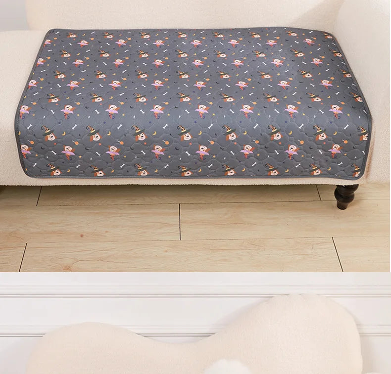 Alfombrilla desechable para mascotas acolchada gris sobre suelo de madera clara.