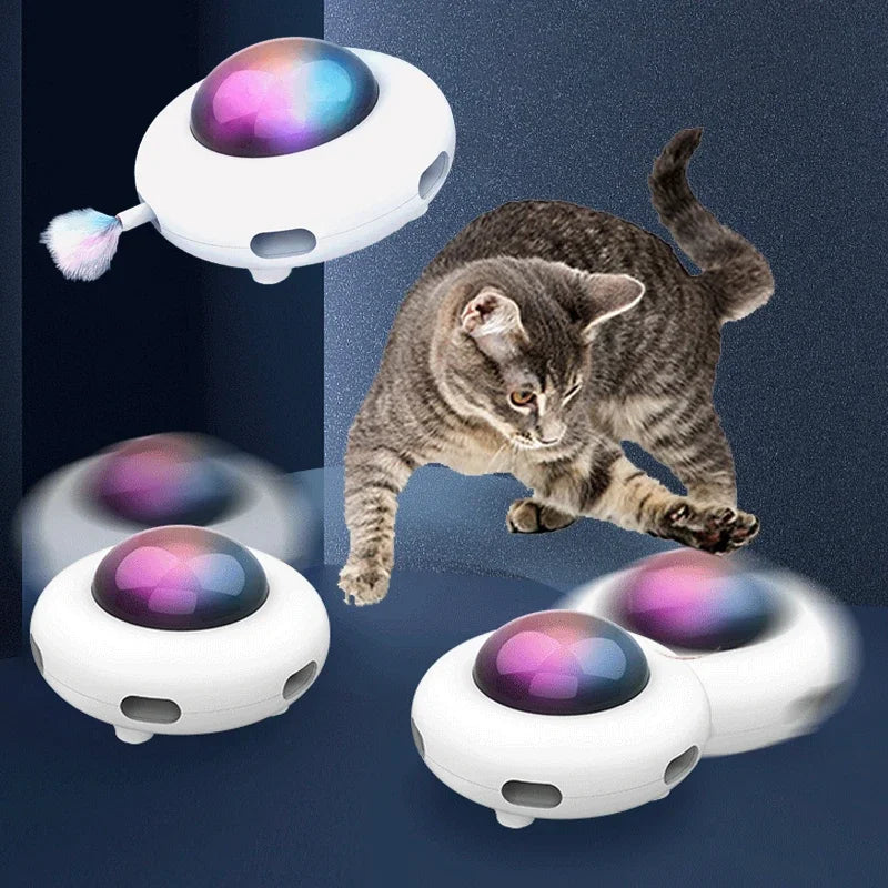 Eine tabbykat interagiert mit einem weißen smarten UFO-Spielzeug mit austauschbarem Feder-Aufsatz.