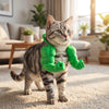 Katze mit grünem 3D-gedrucktem Muskelkostüm auf hellem Teppich