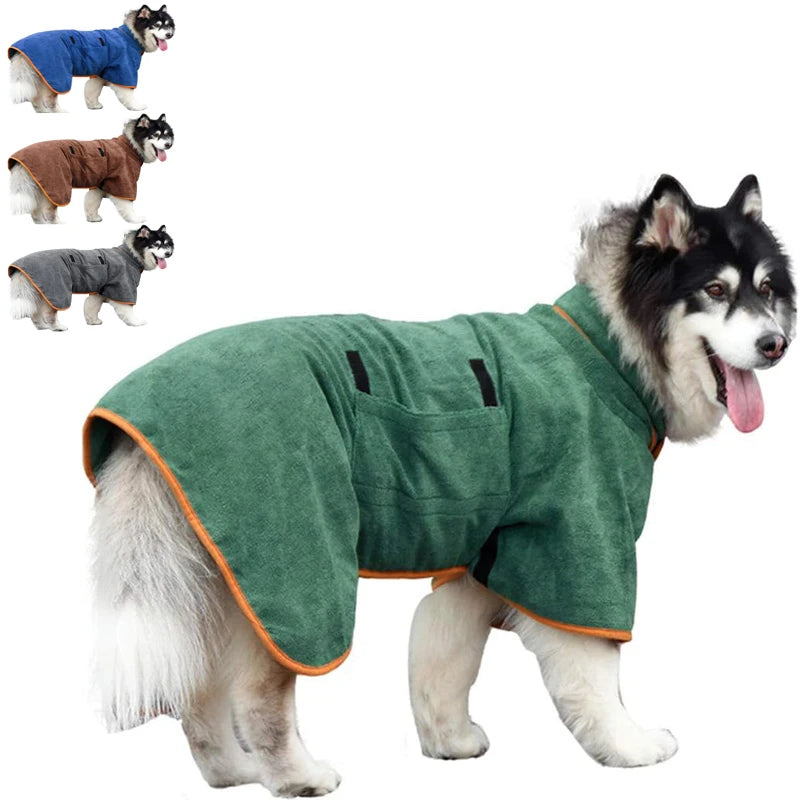 Grüelesbares Trockentuch für Hunde, gezeigt neben mehreren Hunden.