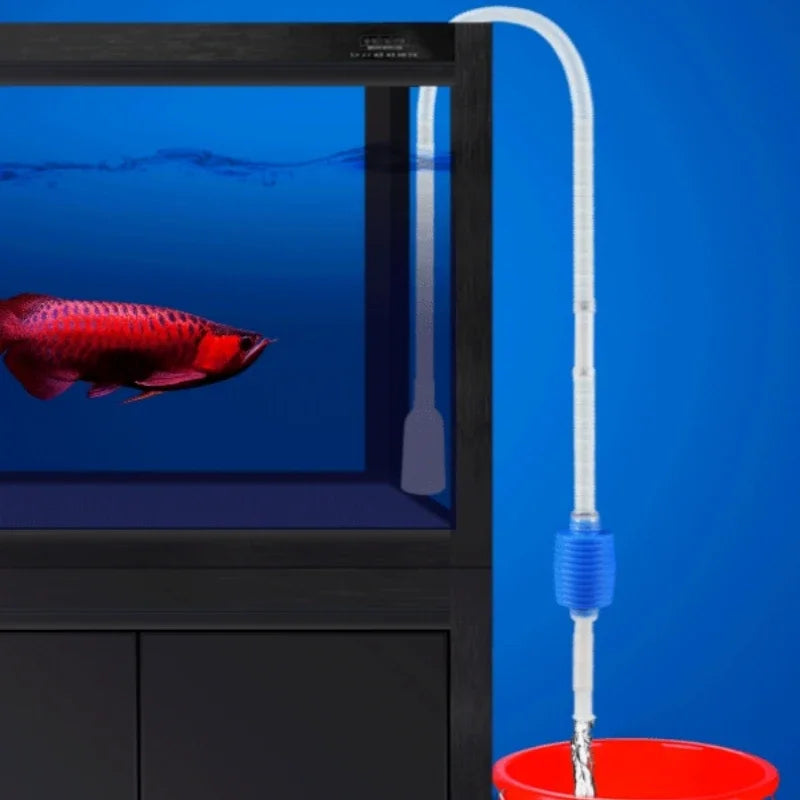 Aquarien-Siphonreiniger mit klarem Schlauch und rotem Behälter neben einem Aquarium.}}