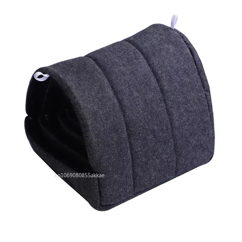 Dunkelgraues, zylindrisches Kuschelhampsterhausbett mit weißem Faden oben sichtbar.