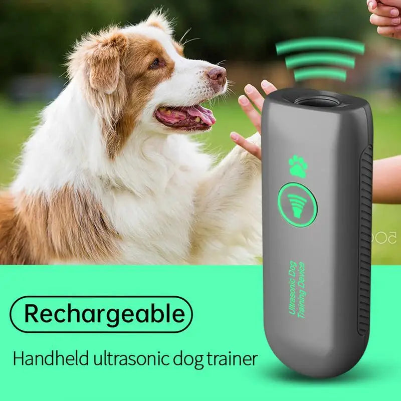 Graues, handliches Ultraschall-Trainingsgerät für Hunde neben einem Golden Retriever.