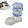 Großer automatischer Napf und Wasserspender mit blauer Behälter und grauem Sockel neben einer Katze.