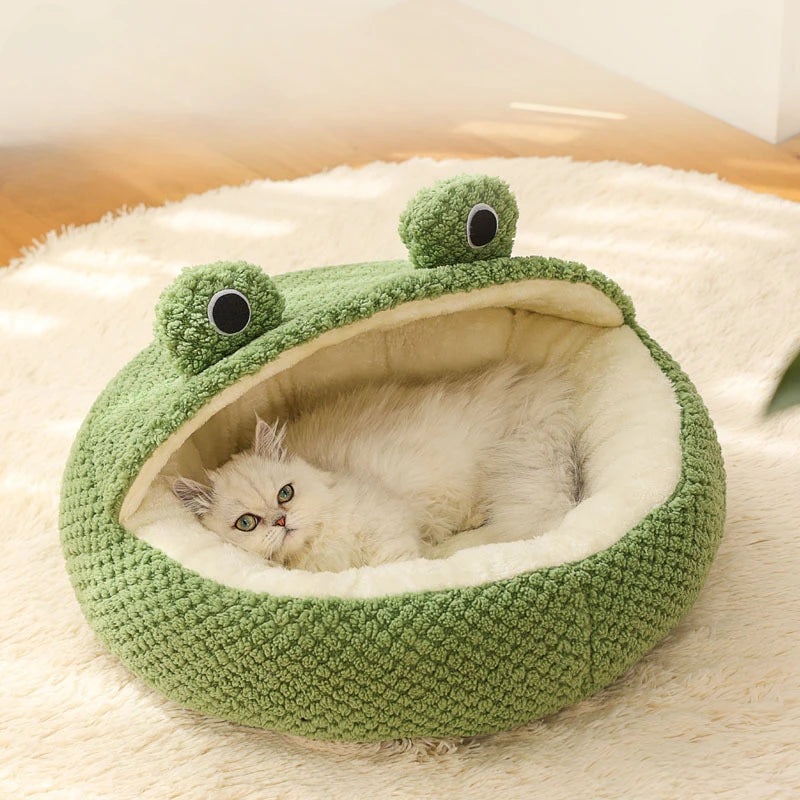 Un pequeño gatito blanco en un nido de rana verde mullida sobre una superficie de color crema esponjosa.