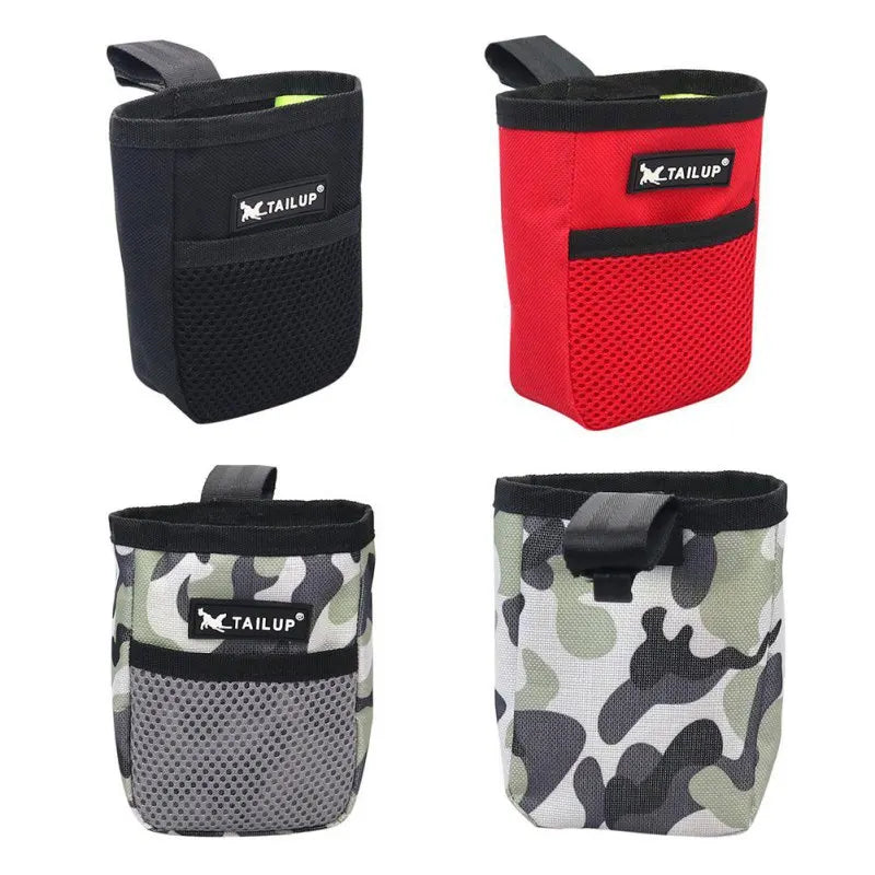 Quatre pochettes de friandises pour chiens dans les motifs noir, rouge, camouflage et gris.