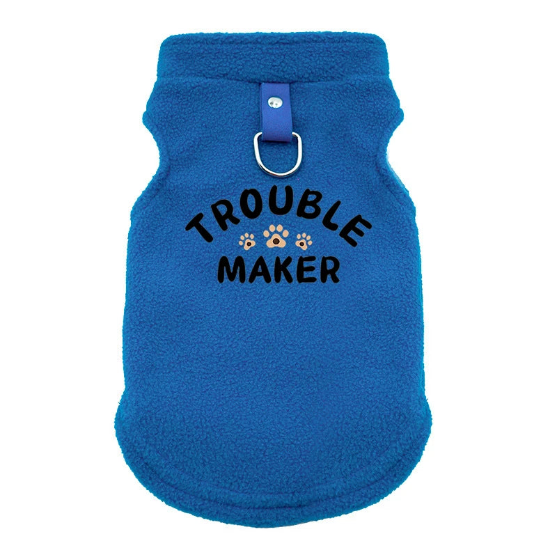 Veste douce bleu vif pour chien avec boucle métallique argentée.