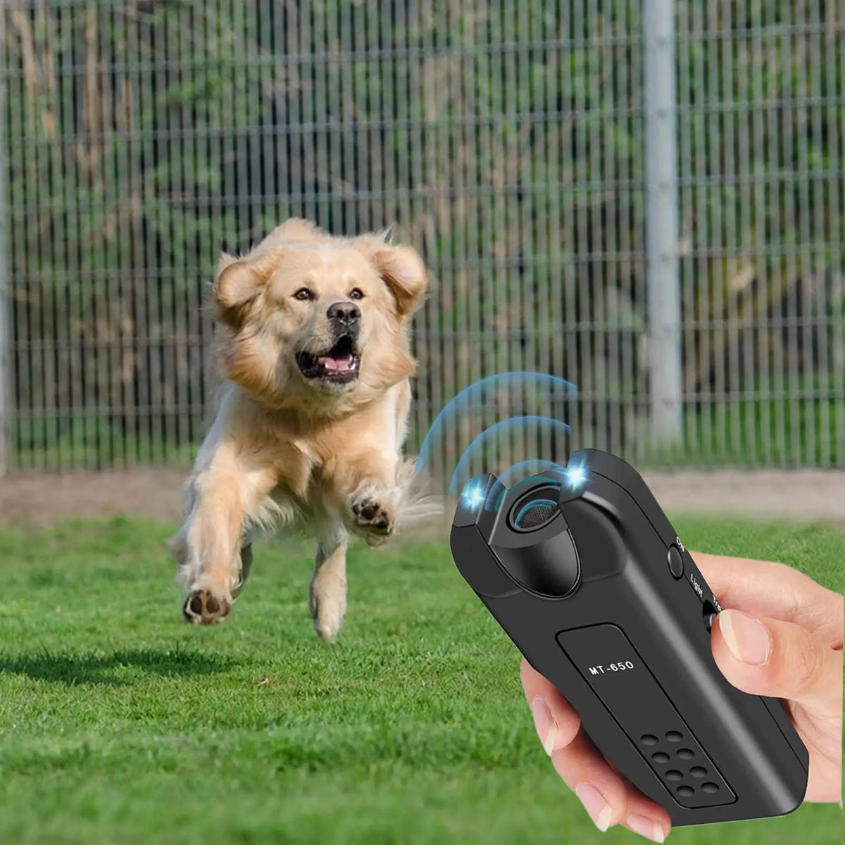 Una mano sostiene un dispositivo de ahuyentador ultrasónico para perros negro con linterna, demostrando su uso al aire libre.