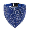 Bandana estampada azul con correa ajustable negra para collar de mascota