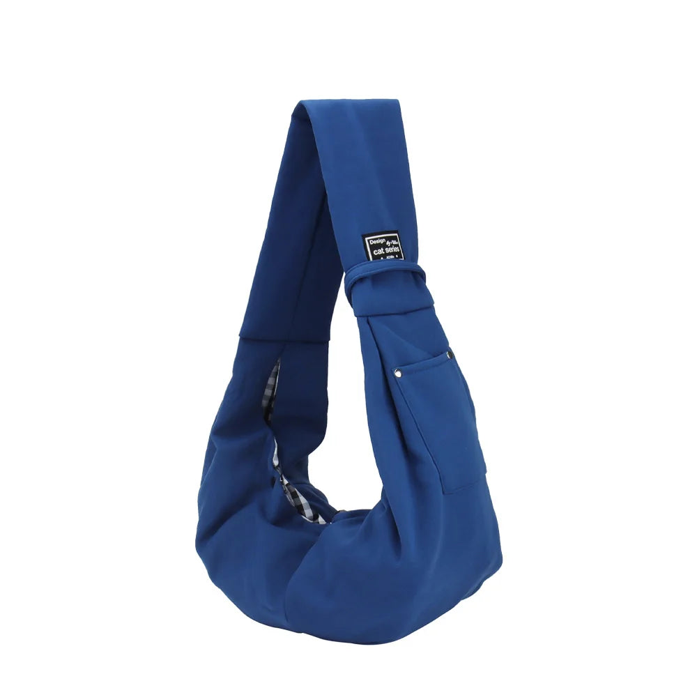 Marineblaue tragbare Hundetasche als Schultertasche vor weißem Hintergrund.